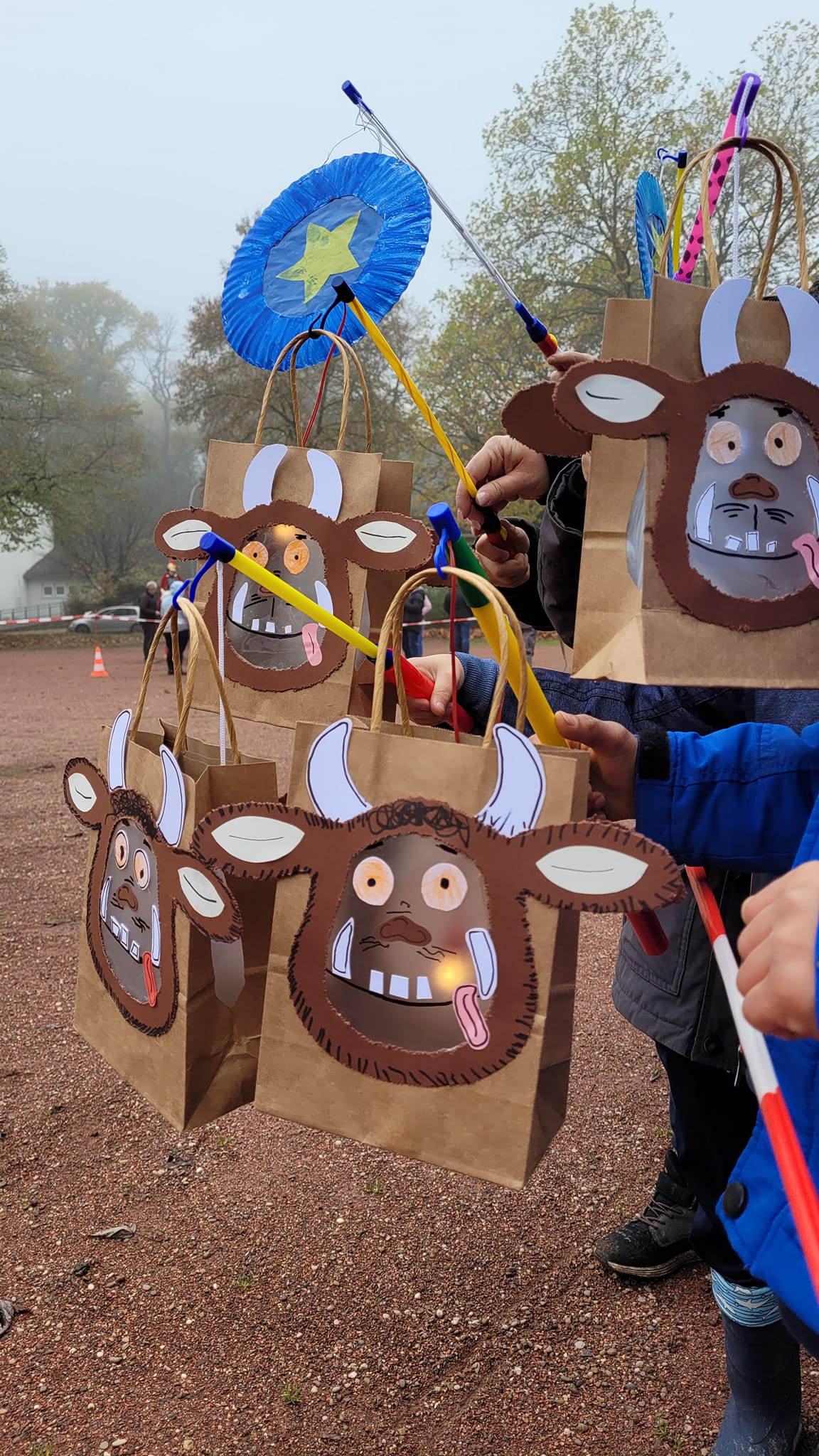 Grundschulklasse%20mit%20Laternen%202 Grundschulklasse%20mit%20Laternen%202
